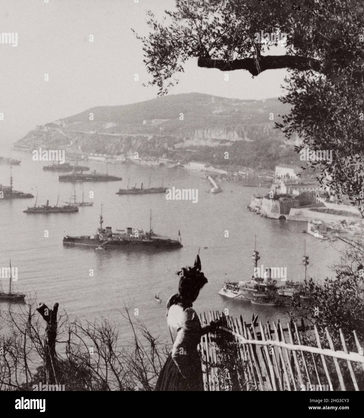 Vintage-Foto des Hafens Villefranche-sur-Mer, Südfrankreich,- Rendezvous der französischen Flotte. 1898 Stockfoto
