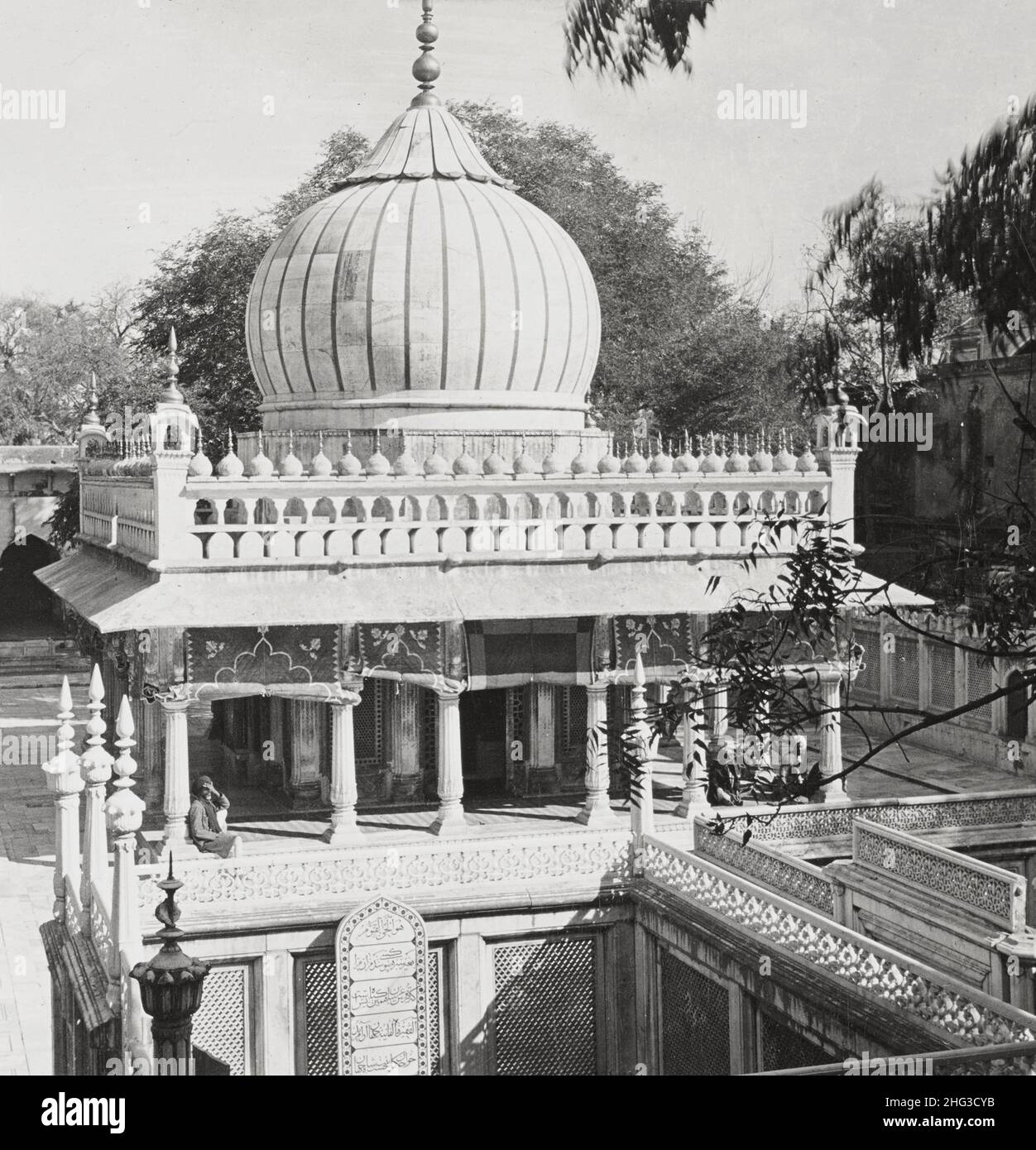 Vintage-Foto des Marmorgrabes von Nizam-ud-din-Aulla, einem gefeierten muslimischen Dichter, in der Nähe von Delhi, Indien. 1907 Stockfoto