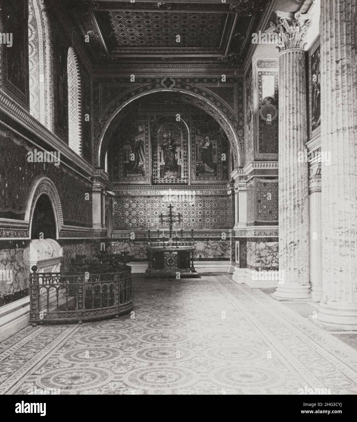 Vintage-Foto des Vestibüls in der Basilika San Lorenzo, zeigt das Grab des letzten Papstes, Pius IX., Rom, Italien. 1902 Stockfoto