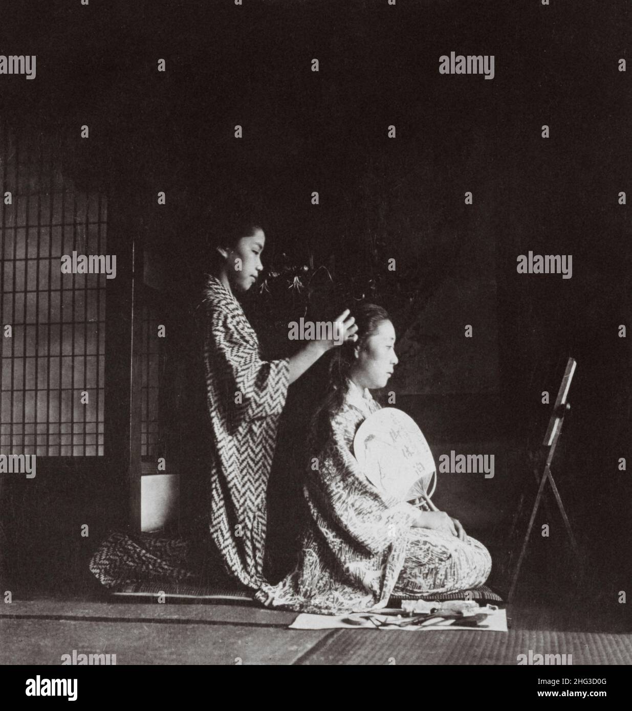 Vintage-Foto des Arrangierens der Haare einer japanischen Frau, eine aufwendige Zeremonie. 1901 Stockfoto
