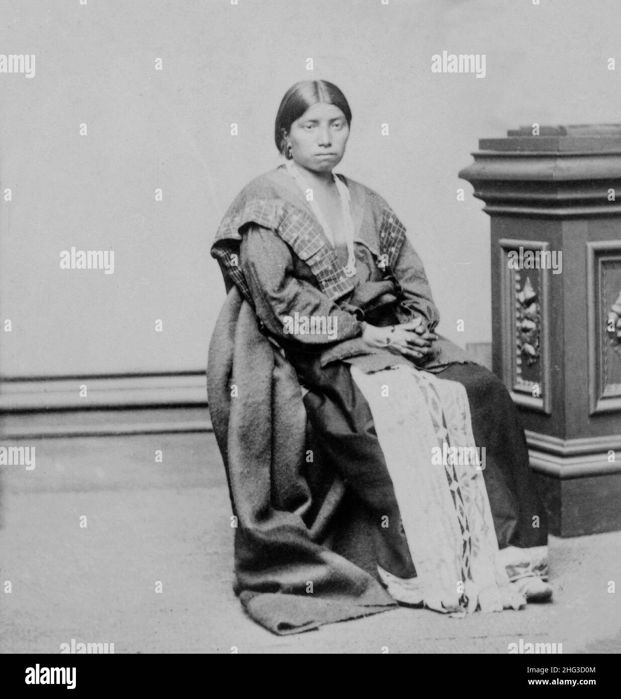 Vintage-Foto von Winnebago Frau, Porträt in voller Länge. USA. 1865-1880 Stockfoto