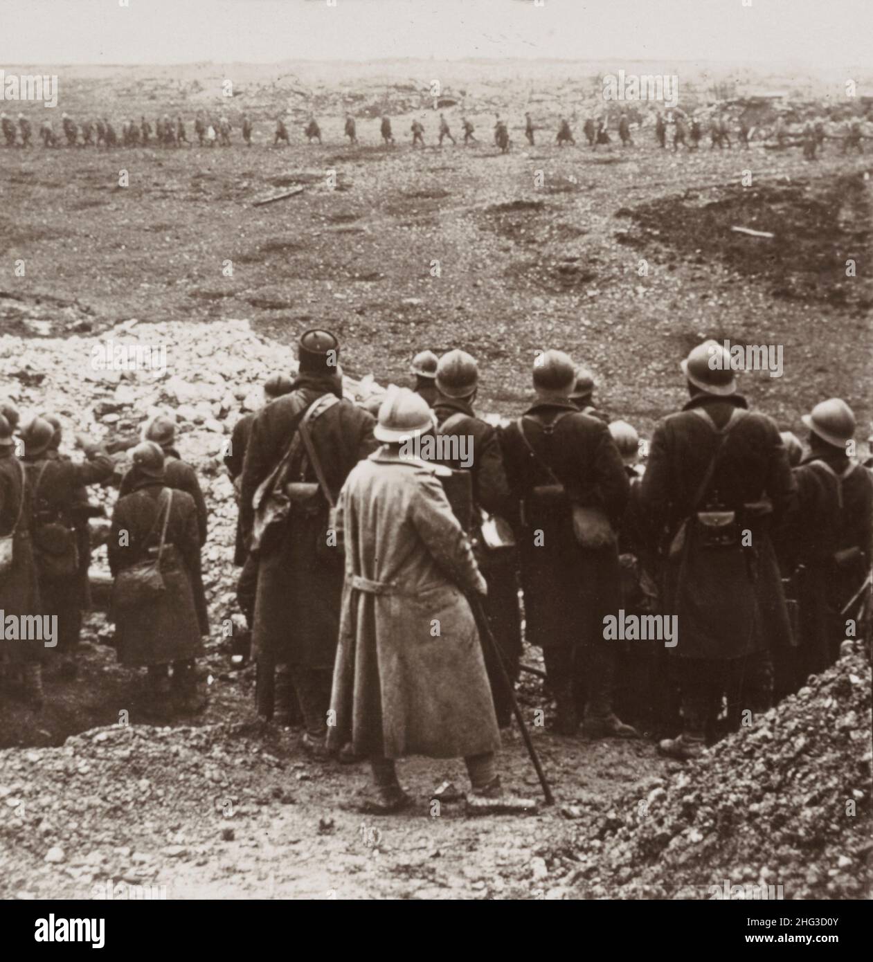 Erster Weltkrieg 1914-1918. Französische Reserven beobachten, wie ihre Kameraden im „Tal des Schattens“ sterben Stockfoto