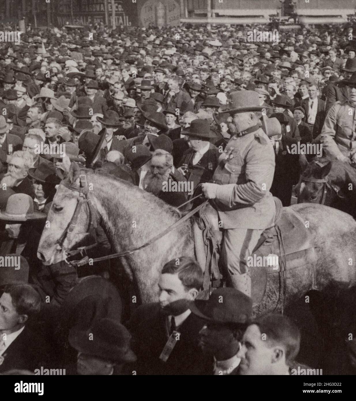 Vintage-Foto von Platz und Straßen gefüllt mit ernsthaften Menschen hören Präsident Roosevelt - Sherman, Texas. USA. April 1905 Stockfoto