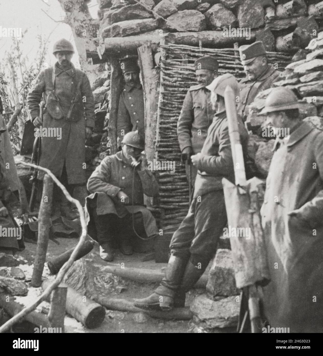 Vintage-Foto des Ersten Weltkriegs 1914-1918. Serbischer Graben. Warten auf Telefonanruf vom Hörenposten zur Feuerrakete, um „Niemandsland“ zu beleuchten Stockfoto