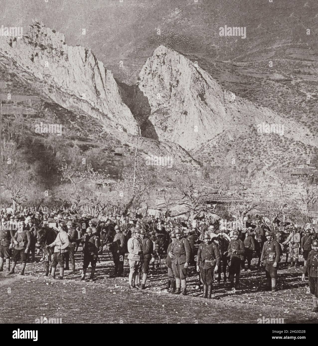 Vintage-Foto des Ersten Weltkriegs 1914-1918. Serbische Reserven in den Balkangebirgen warten auf den Befehl zum Vorrücken. Balkanhalbinsel Stockfoto