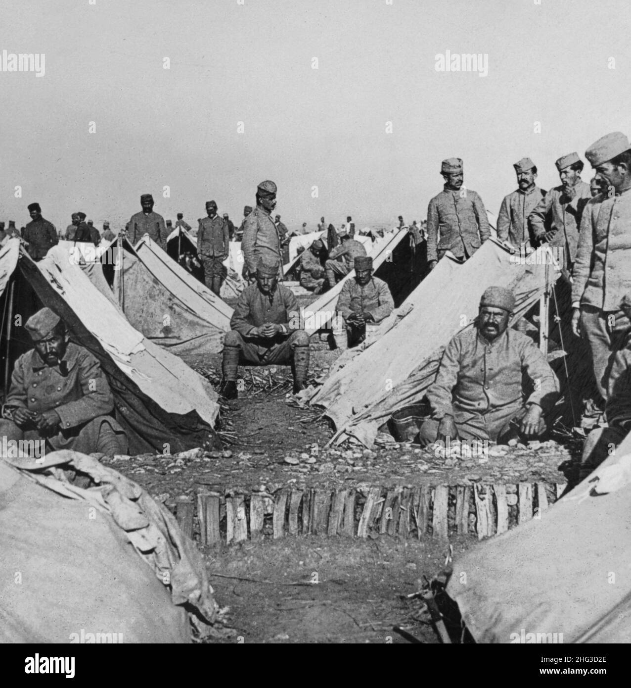 Vintage-Foto des Ersten Weltkriegs 1914-1918. Ein serbisches Rastlager hinter Frontschürzen auf dem Balkan Stockfoto