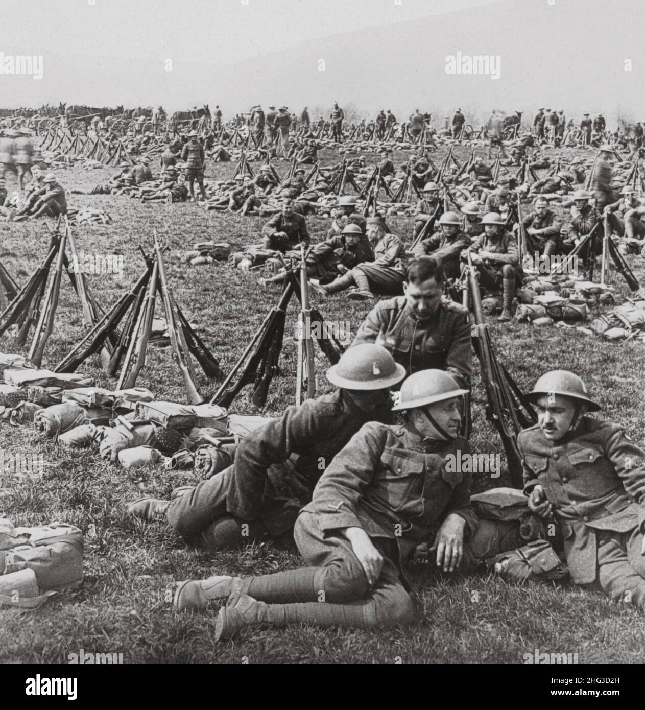 Archivfoto des Ersten Weltkriegs Doughboys der Division 89th, die vor der Überprüfung ruhte, Treves, Deutschland. 1917-1918 Stockfoto