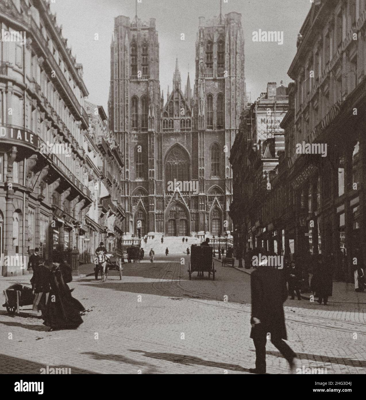 Vintage-Foto von Brüssel. Rue Ste. Gudule und die Kathedrale (Ste. Gudule) Brüssel, Belgien. 1900s Stockfoto