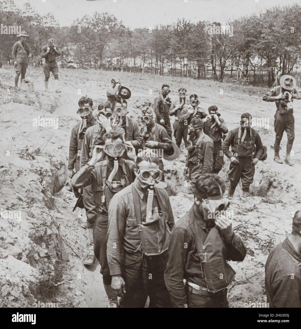 Vintage-Foto des Ersten Weltkriegs 1914-1918. Soldaten, die im Begriff sind, in den Tränengasgraben in Camp Dix, New Jersey, einzudringen. USA Stockfoto
