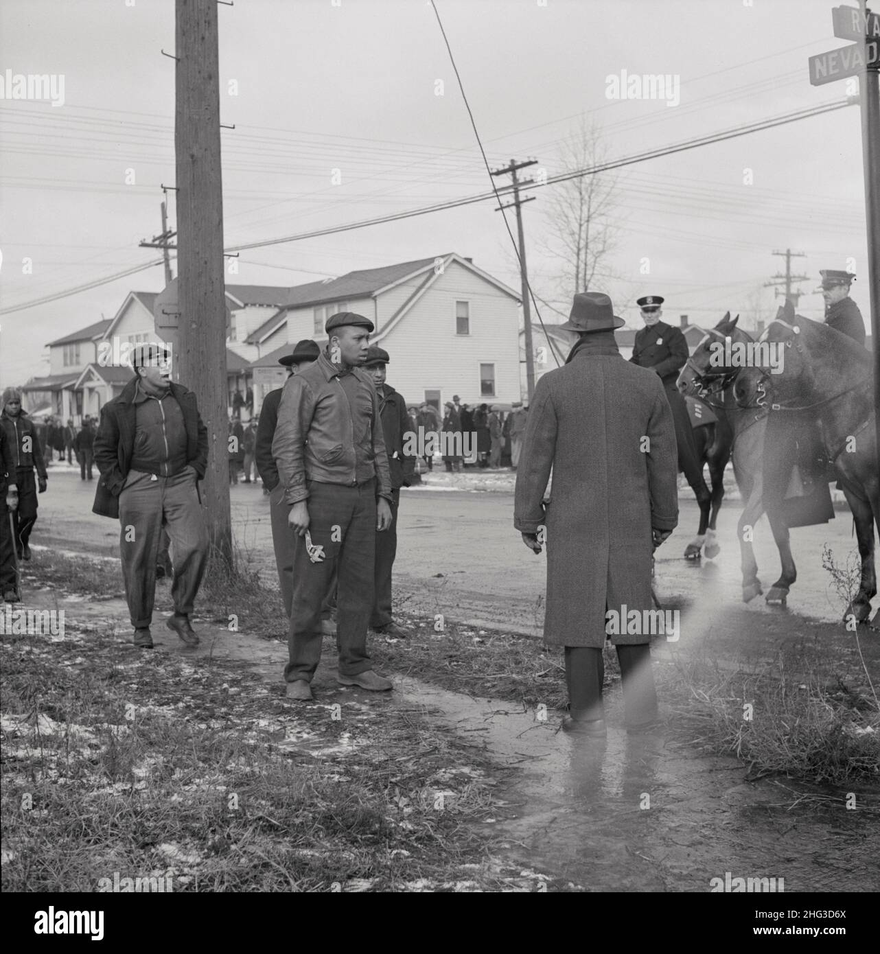 Vintage-Foto von Detroits Unruhen. Unruhen beim Wohnprojekt Sojourner Truth. Detroit, Michigan. Februar 1942 Stockfoto