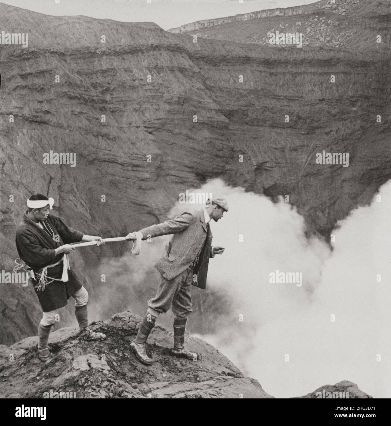 Vintage-Foto von Japan. Blick in den schrecklichen Krater von Aso San, einem Vulkan im Süden Japans. 1906 Stockfoto