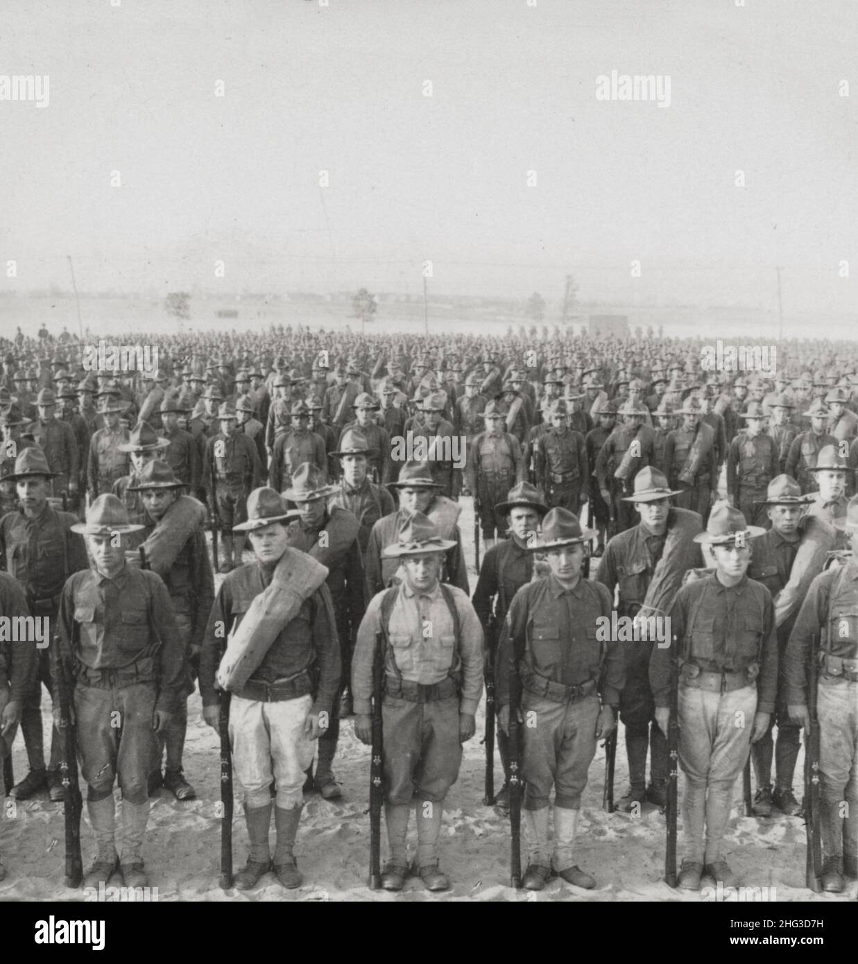 Vintage-Foto des Ersten Weltkriegs 1914-1918. Amerikanische Antwort an den Kaiser, 3.000 von Amerikas Millionen, die für Demokratie kämpfen wollen. Stockfoto