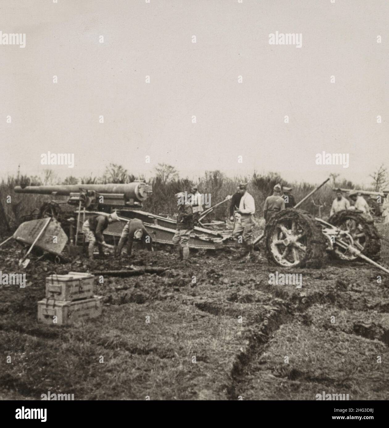 Vintage-Foto des Ersten Weltkriegs 1914-1918. Artilleriemänner, die zwischen den Deutschen und dem Schlamm ihre Waffen mit Schwierigkeiten verdrängen. Balkan Stockfoto