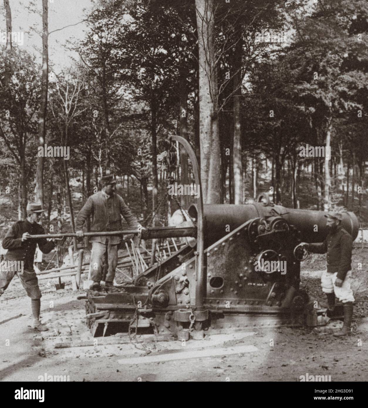 Vintage-Foto des Ersten Weltkriegs 1914-1918. Französische Kanoniere laden riesige 270 mm hoch. (Haubitze) im Wald von Argonne. Frankreich Stockfoto