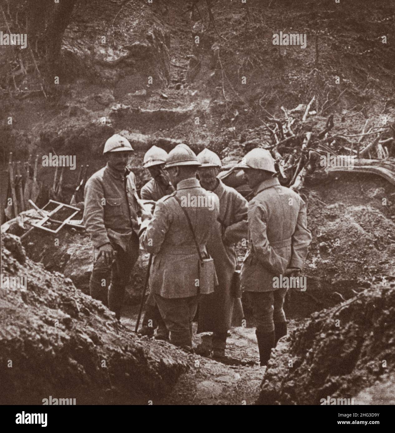 Archivfoto des Ersten Weltkriegs Tatoi-Schützengräben im Croisettes Wood, das Offiziere in Absprache zeigt, nur eine halbe Stunde vor dem Angriff auf die Somme lin Stockfoto