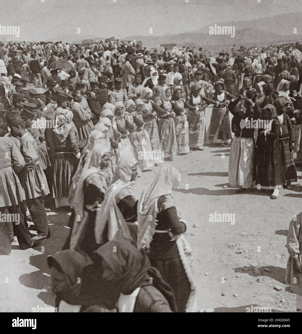 Vintage-Foto von alten griechischen Arten von Schönheit unter Dorffrauen bei einem Ostertanz, Megara, Griechenland. 1900s Stockfoto