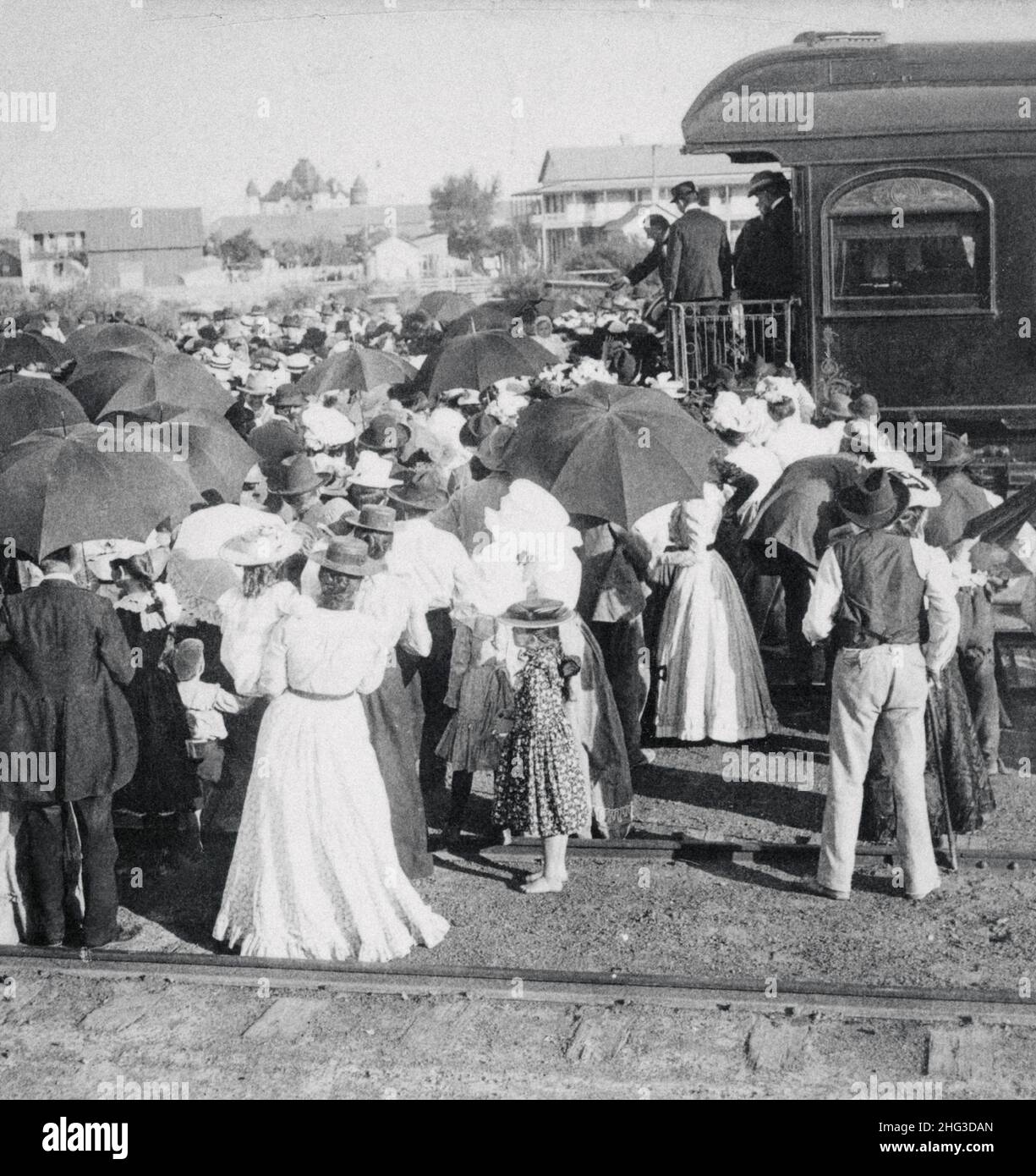 Präsident McKinleys erster Halt an der mexikanischen Grenze. Del Rio, Texas, USA. 1900s Präsident McKinley mit anderen hinter dem Zug und der Menge. Stockfoto