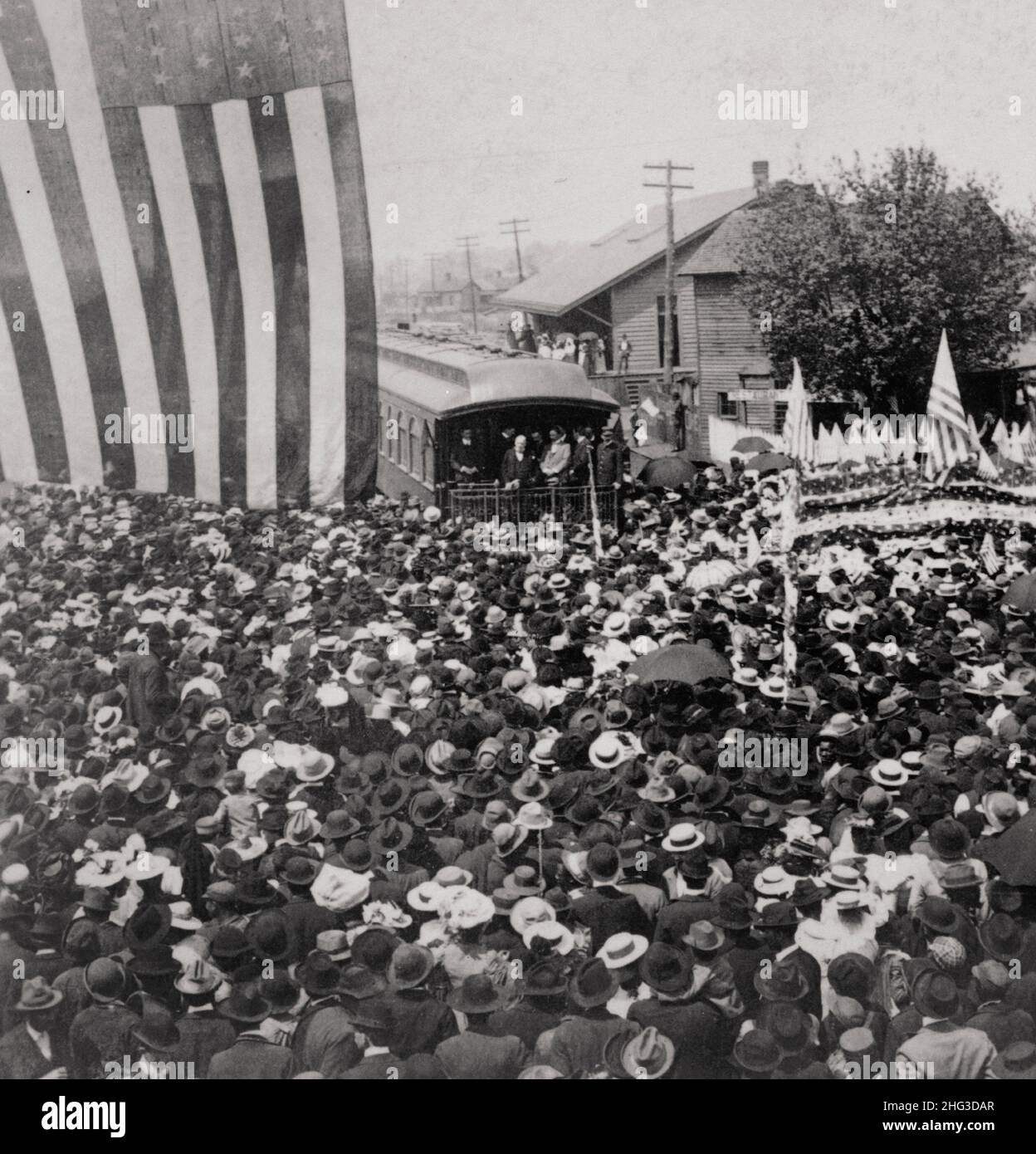 Präsident McKinleys herzliches Willkommen in General Wheelers Heimatstadt Decatur, Alabama, USA. 1900s William McKinley auf der Rückseite des Zuges und Menschenmenge. Stockfoto