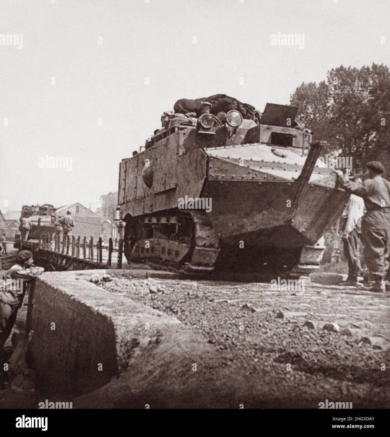 Archivfoto des Ersten Weltkriegs riesige Panzer der Entente Saint-Chamond, die den Fluss Somme überqueren. 1914-1918 Stockfoto