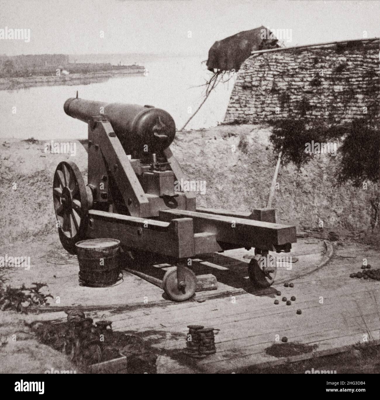 Amerikanischer Bürgerkrieg. 1861-1865 Artillerierungsposten in der Festung in Port Hudson mit Blick auf den Fluss nach der Belagerung im Jahr 1863 Stockfoto