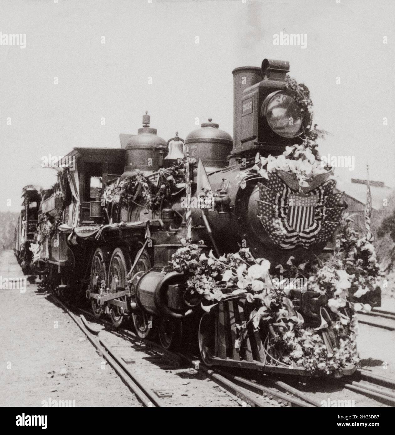 Archivfoto der USA des 19th. Jahrhunderts. Zärtliche Arbeit von fairen Händen zu Ehren von Präsident McKinley. Präsidentenmotor von Damen von Santa Cru dekoriert Stockfoto