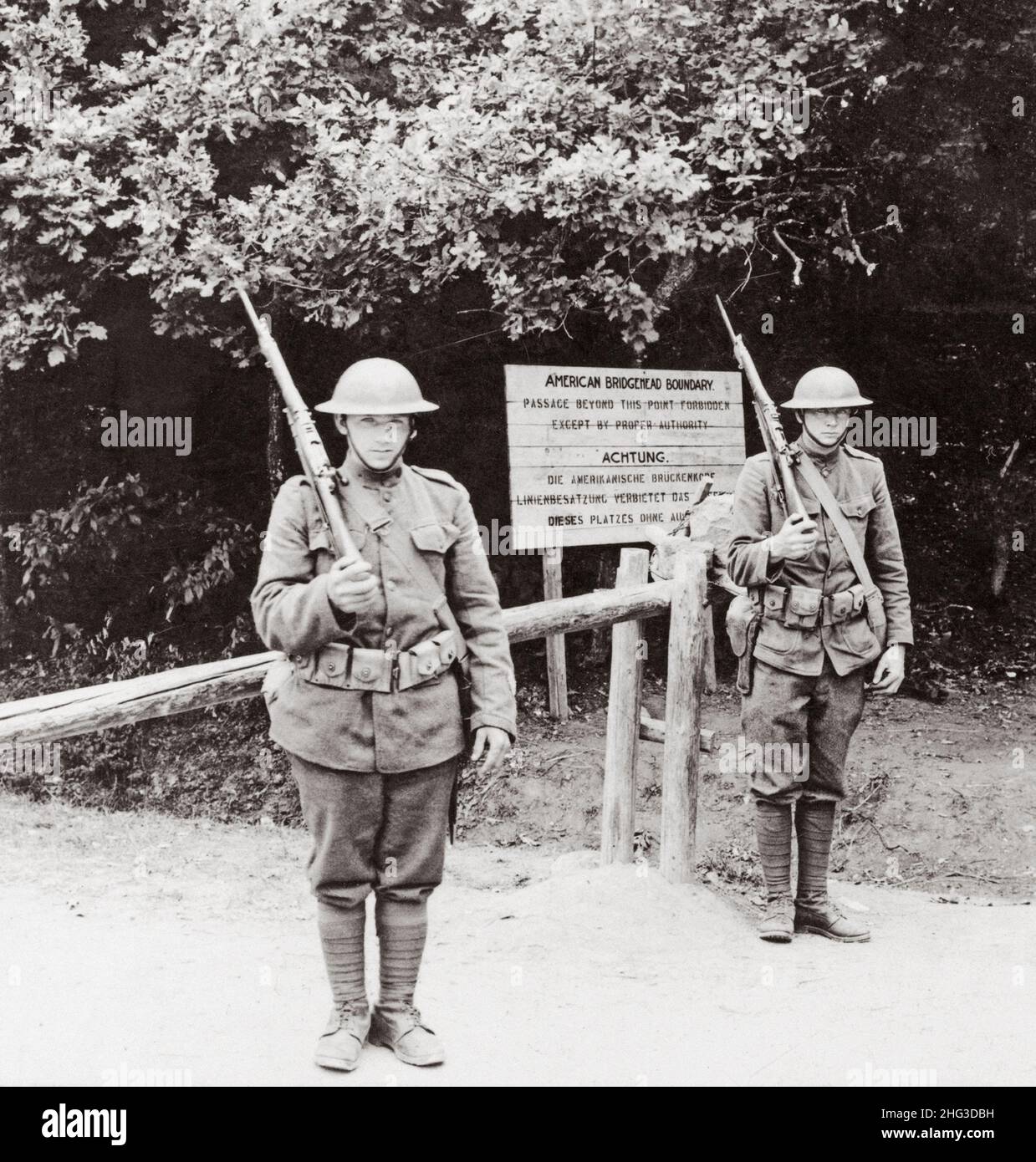 Archivfoto des Ersten Weltkriegs, Garde an der American Bridgehead Boundary, „Montabaur“ am Rhein. 1920 Stockfoto