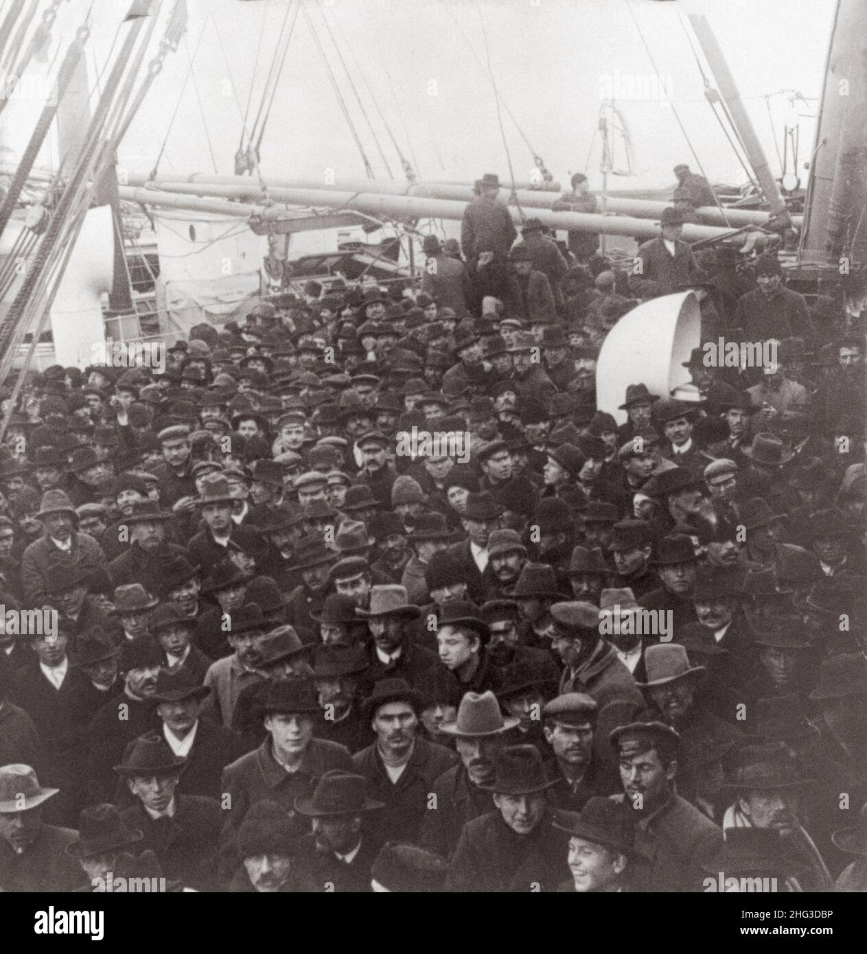 Das Archval-Foto zeigt eingewanderte Männer auf dem überfüllten Oberdeck von S.S. Amerika. USA. 1907 Stockfoto