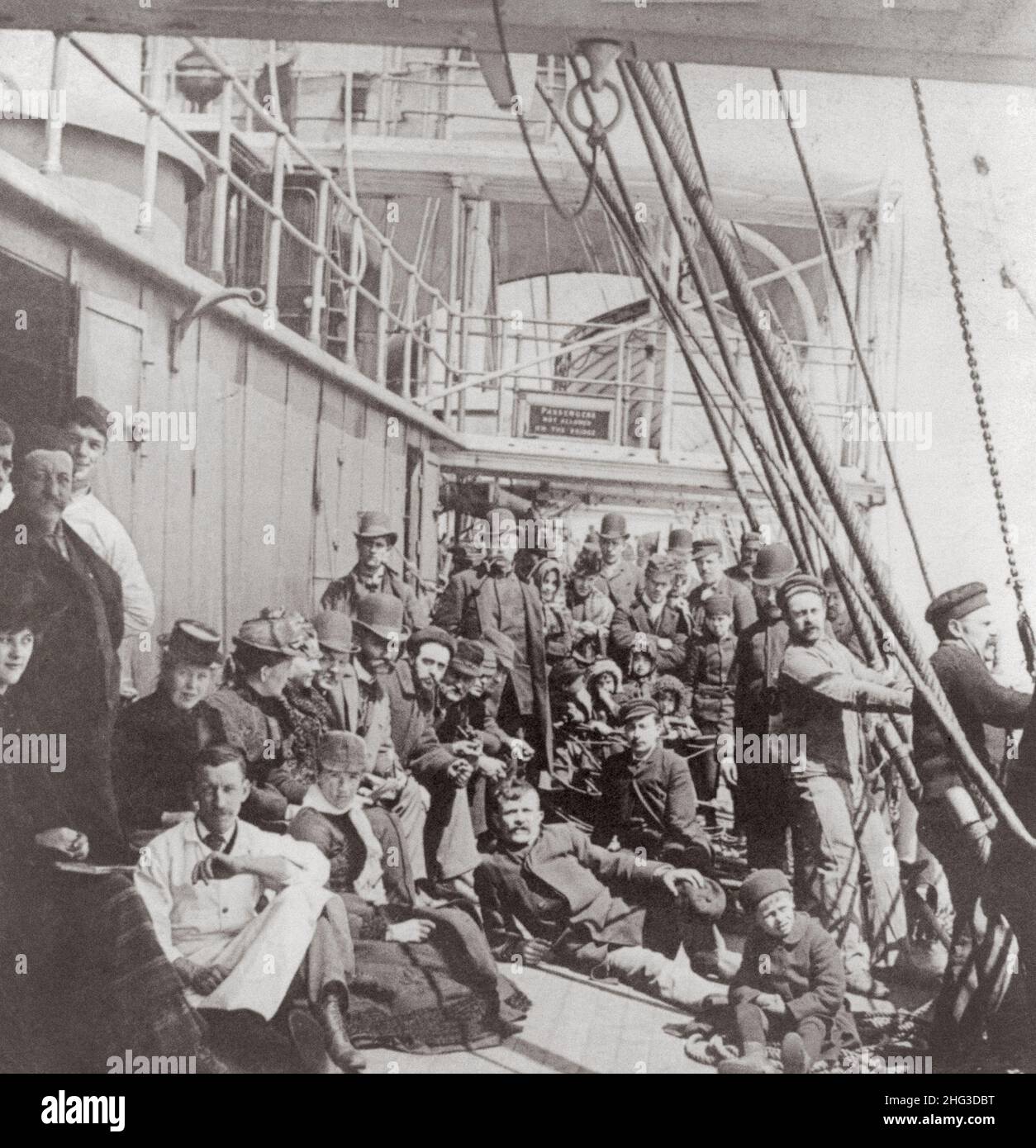 Archivfoto von Emigranten auf dem überfüllten Unterdeck eines Schiffes, mitten im Ozean. 1890 Stockfoto