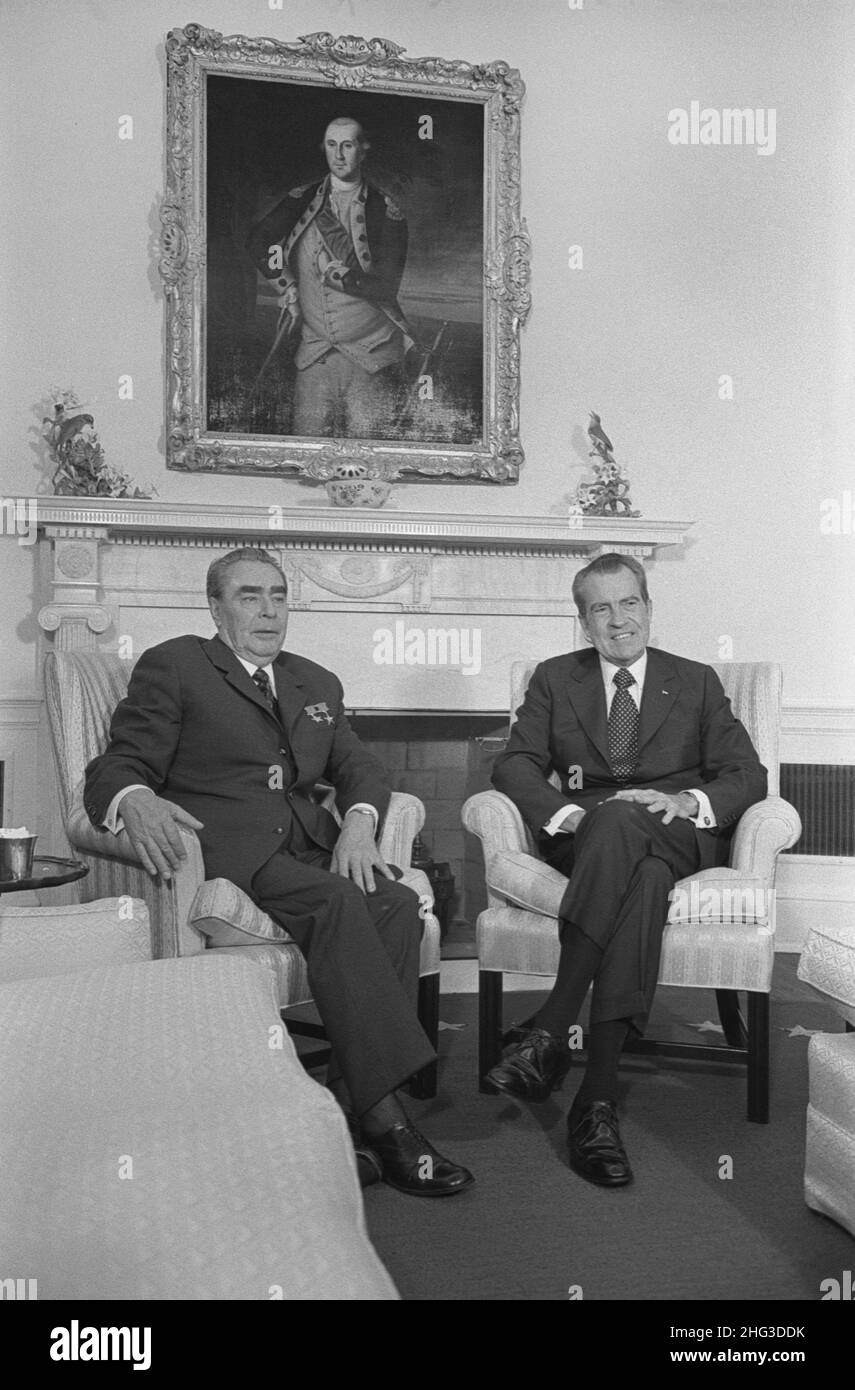 Präsident Richard Nixon und der sowjetische Führer Leonid Breschnew saßen im Weißen Haus, Porträt von George Washington im Hintergrund. USA. 18. Juni 19 Stockfoto