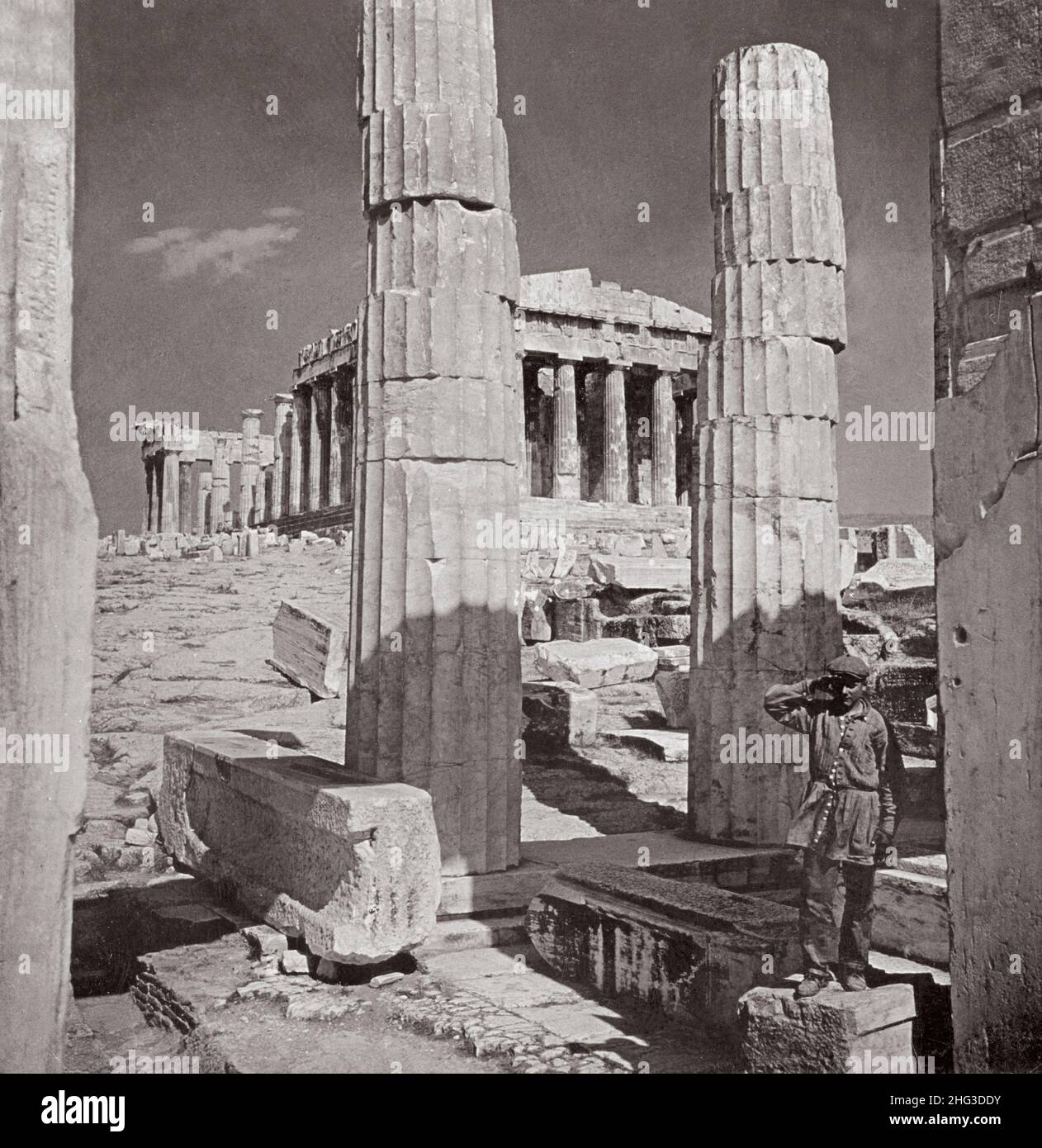 Vintage-Foto des Parthenons durch die Säulen der propylaea, der Akropolis, Athen, Griechenland Stockfoto