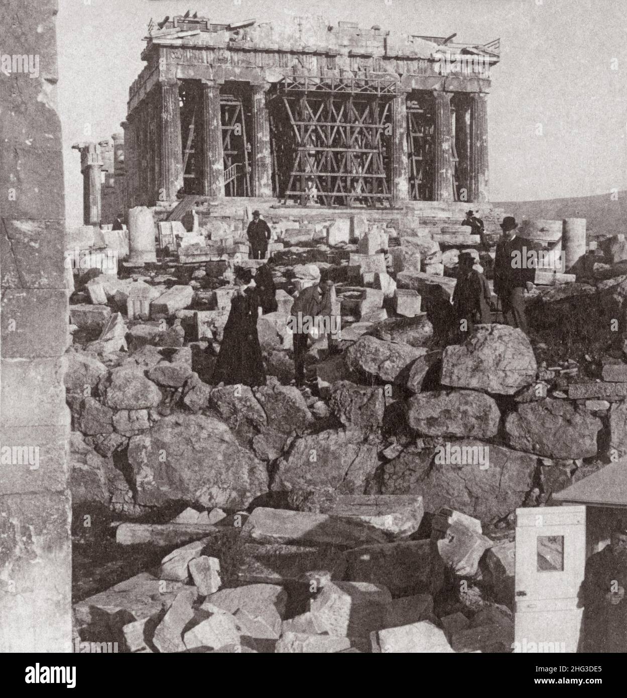 Vintage-Foto des Parthenon, östlich vom Akropolis-Eingang über der alten Pelasgischen Mauer. Athen, Griechenland. 1900s Stockfoto
