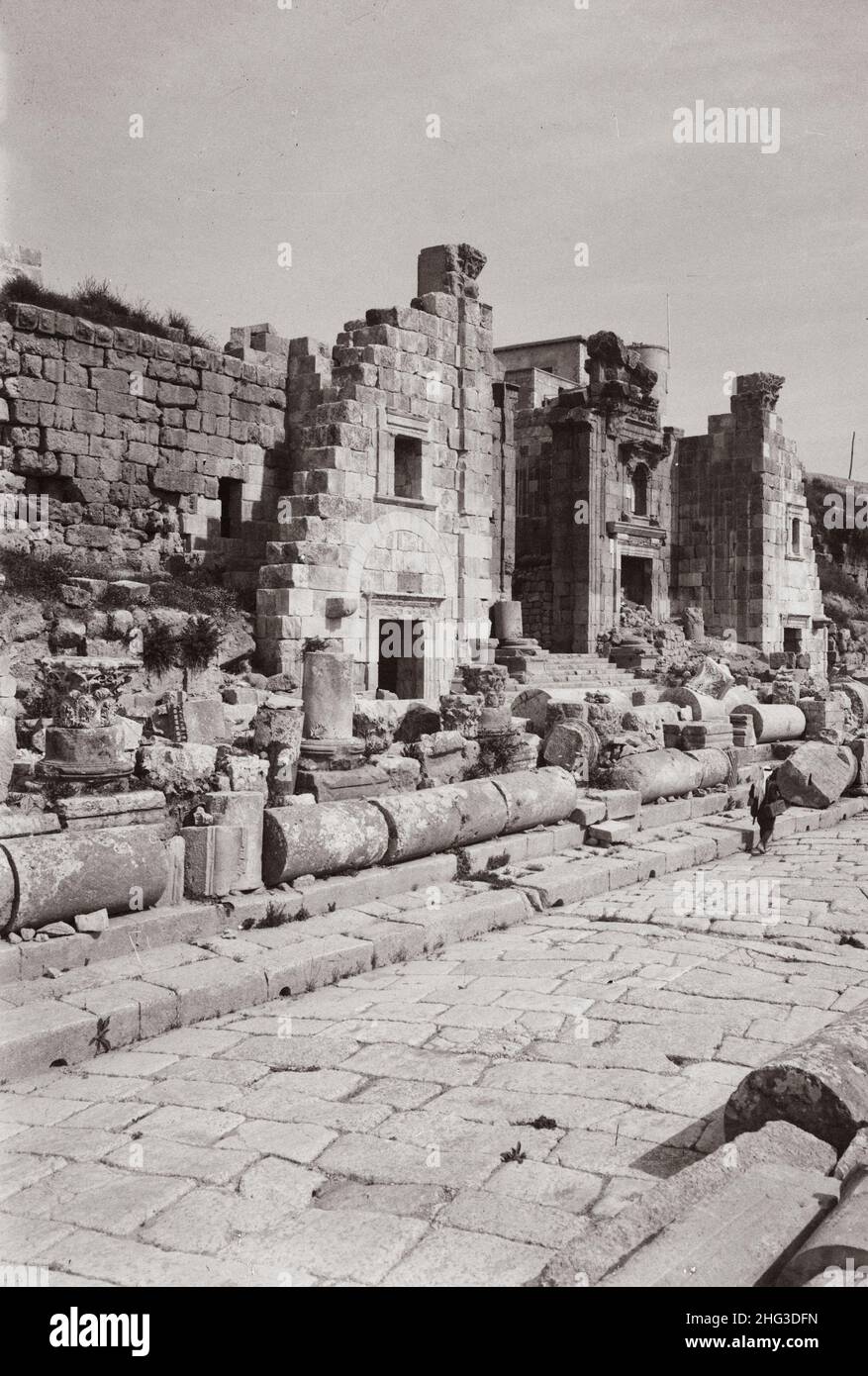 Vintage-Foto der Ruinen von Jerash (Gerasa). Tor zum Tempel der Artemis. Dreifaches Tor und Aufstieg von der Hauptstraße. Nordjordanien. 1920s Stockfoto