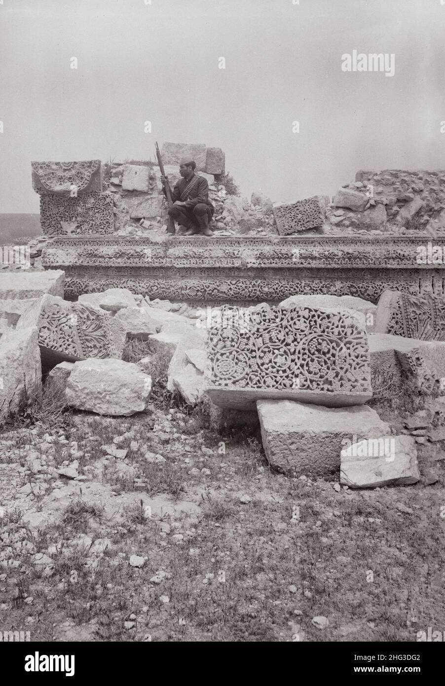 Vintage-Foto von Qasr Mshatta. Östlich des Jordans und des Toten Meeres. Wunderschön geschnitzte Wand, Mashita (Mshatta). 1910s Stockfoto