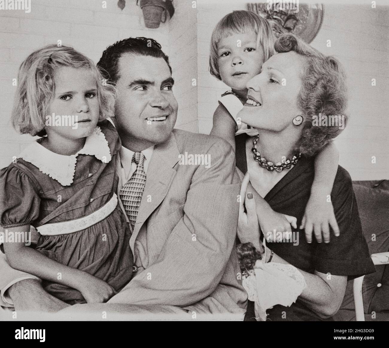 Vintage-Foto von Senator und Frau Richard M. Nixon mit den Töchtern Tricia und Julie. 1950s Stockfoto