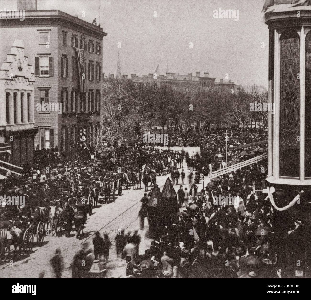 Vintage-Foto des Union Square, Lincolns Beerdigung. USA. 1865 Foto zeigt Ansicht von Pferdekutschen in Lincolns Trauerzug am Broadway Stockfoto