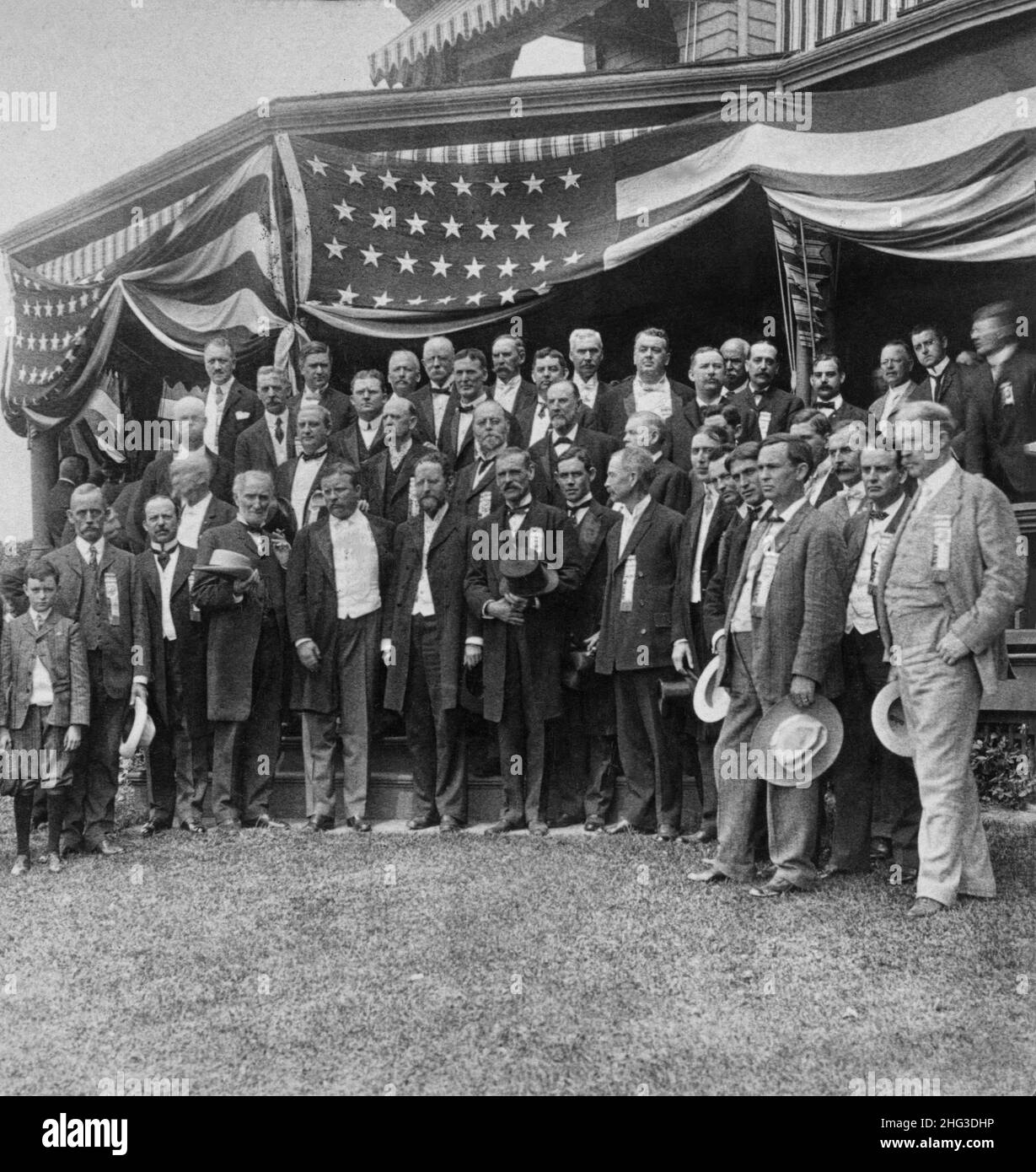 Vintage-Foto von Präsident Roosevelt, Sprecher Cannon und Mitgliedern des Notifizierungskomitees für die Neuveröffentlichung, in Sagamore Hill, Oyster Bay, N.Y., USA. Stockfoto
