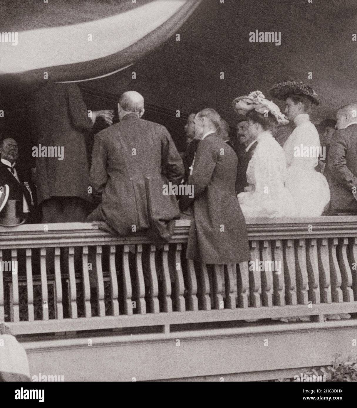 Vintage-Foto des Sprechers Cannon, der Präsident Roosevelt formell über seine Nominierung in Sagamore Hill, Oyster Bay, New York, USA, informiert hat. August 1904 Stockfoto