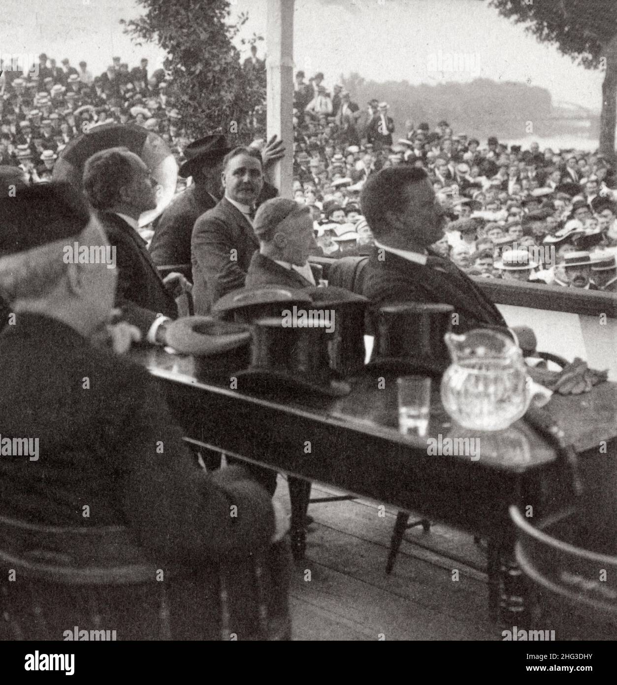 Vintage-Foto von Präsident Roosevelt und 80.000 Bergleuten, die dem Präsidenten der Union, John Mitchell, Wilkes-Barre, Pennsylvania, USA, zuhörten. 1905 Stockfoto