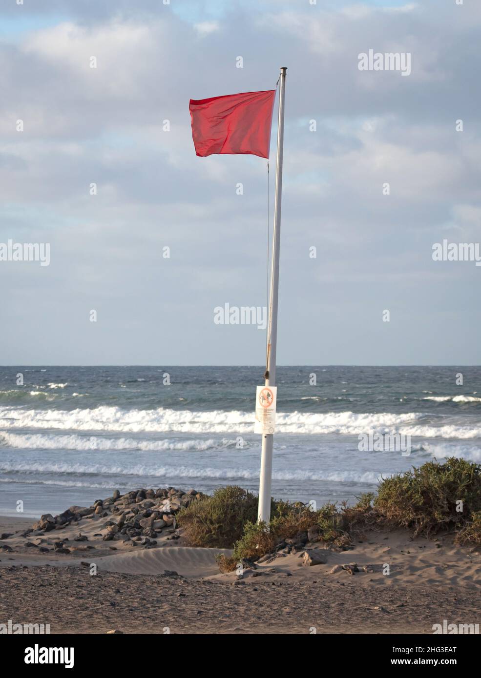 Warnung vor roter Flagge am Strand in Spanien (Lanzarote) Stockfoto