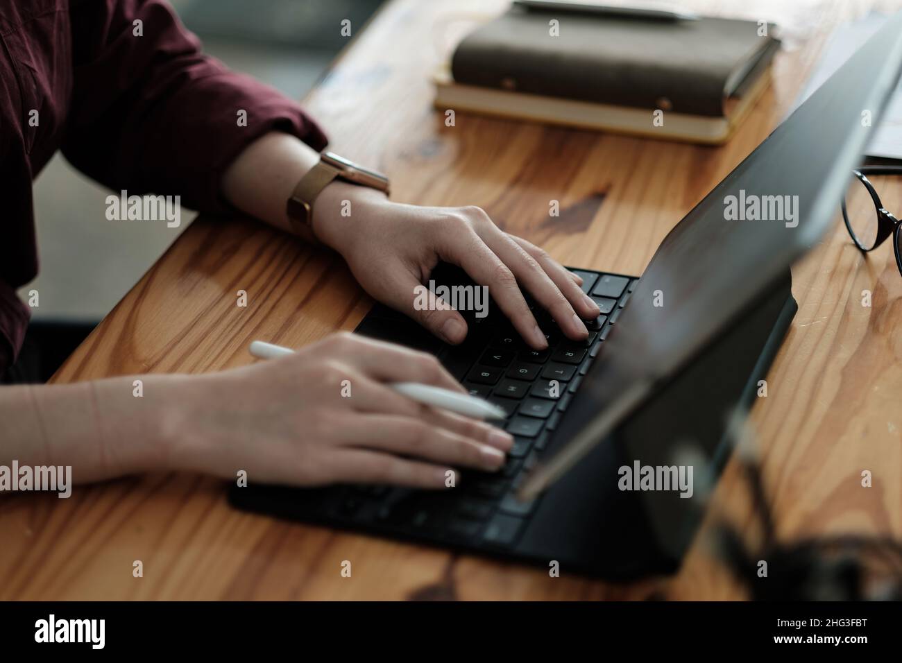 Nahaufnahme einer Geschäftsfrau, die die Tastatur tippt. Arbeiten von zu Hause aus, Fernarbeiten, Selbstisolierung, soziale Distanzierung, Quarantäne für Corona-Virus Stockfoto