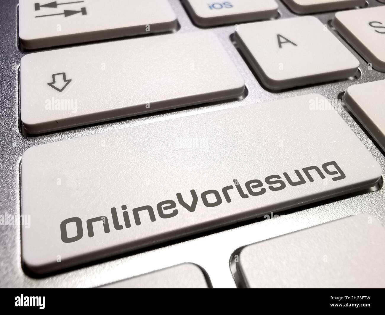 Ein Computer und eine Schaltfläche für den Online-Unterricht an der Universität Stockfoto