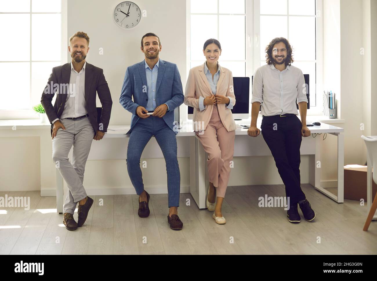 Porträt lächelnder erfolgreicher, diverser Geschäftsleute im Büro Stockfoto