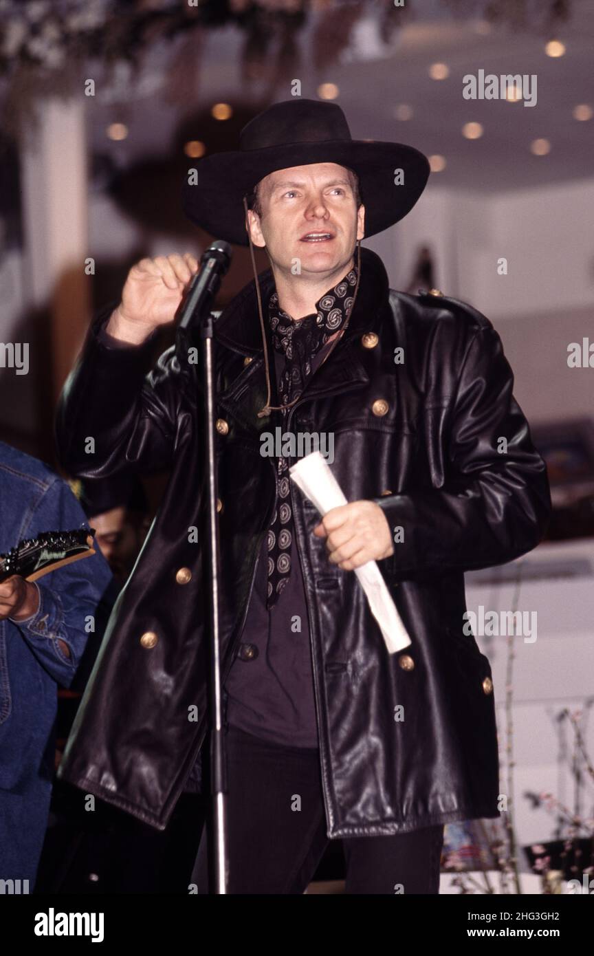 Sanremo Italien, 1995-02-23 :Sting während des italienischen Liedfestivals in Sanremo singt das neue Lied 'This Cowboy Song' Stockfoto