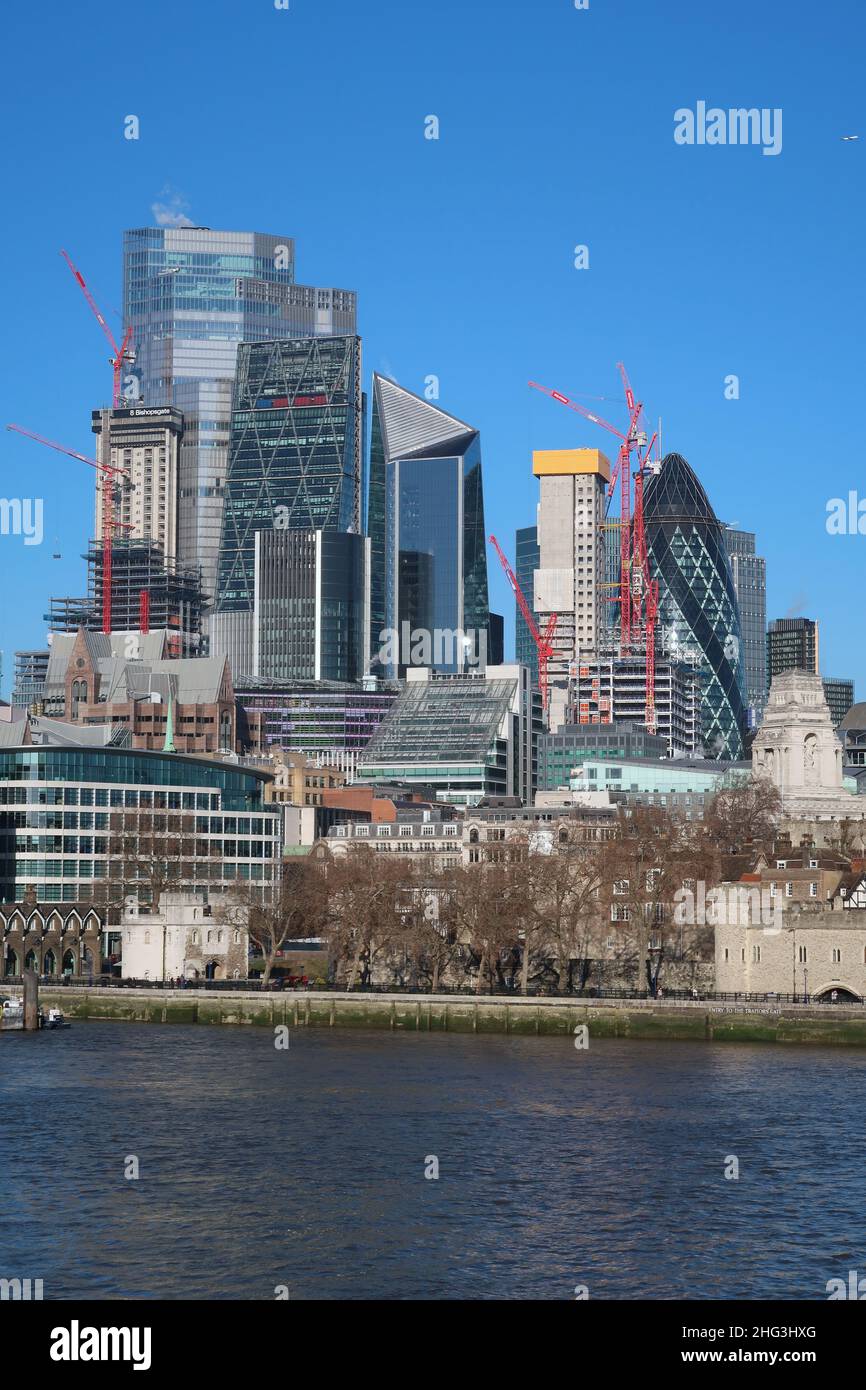 Skyline der City of London Januar 2022. Zeigt neue Bürotürme im Bau. Stockfoto