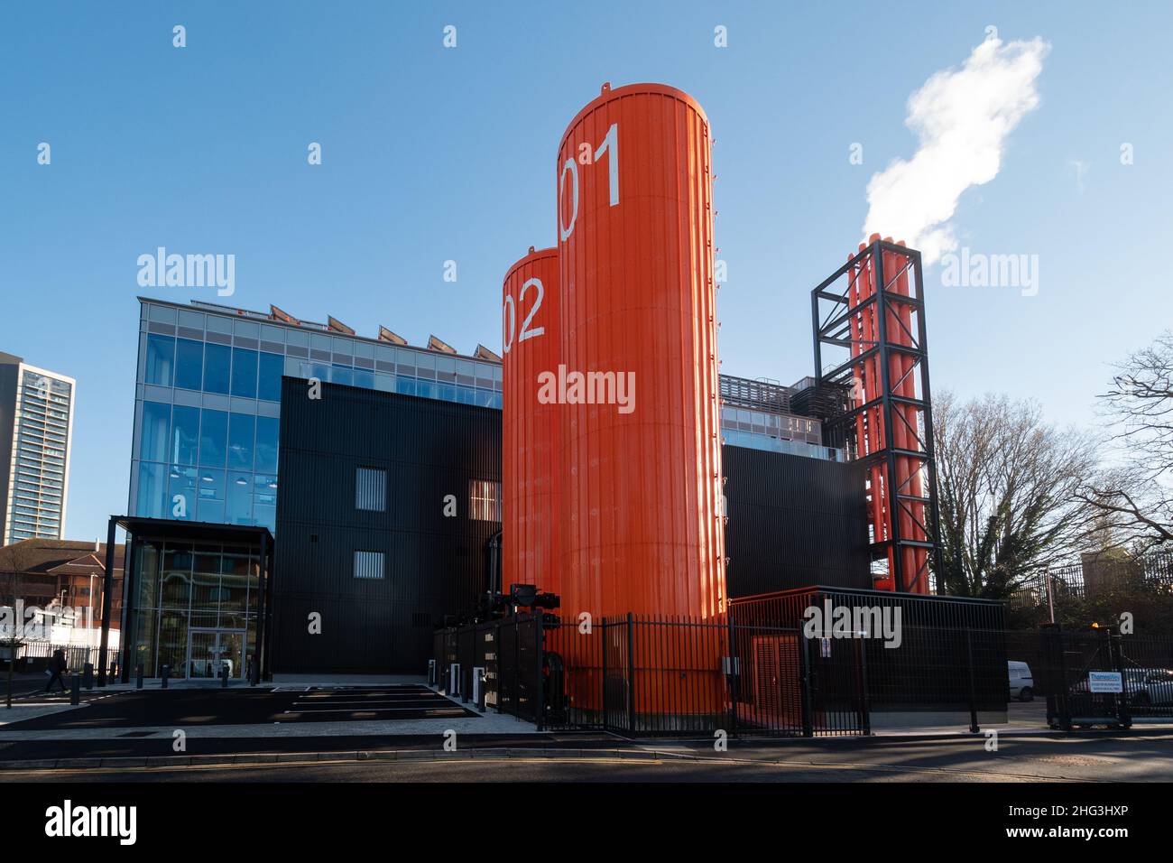 ThamesWey Energy Center mit zwei großen orangefarbenen thermischen Energiespeicherzylindern, die von elektrisch angetriebenen Hauptgeneratoren angetrieben werden, Woking, Surrey, Großbritannien Stockfoto