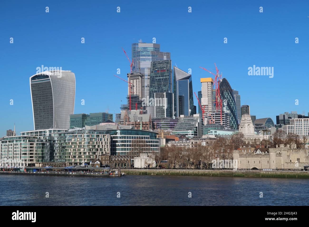 Skyline der City of London Januar 2022. Zeigt Walkie-Talkie (links) Gherkin (rechts) und neue Bürotürme im Bau. Stockfoto