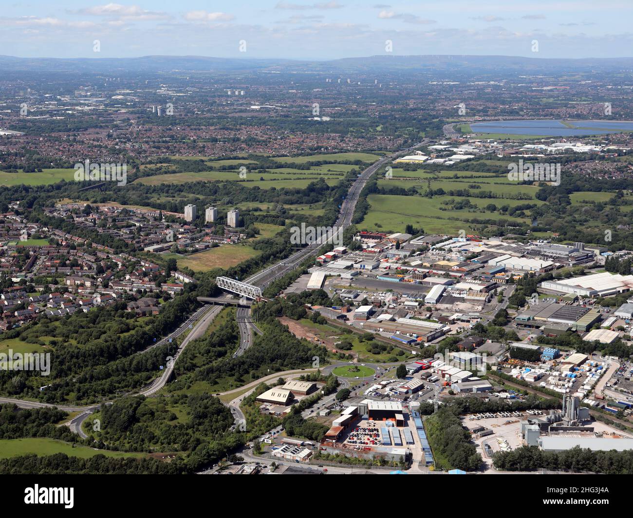 Luftaufnahme von Bredbury, Manchester mit Blick nach Norden auf die Autobahn M60 Stockfoto