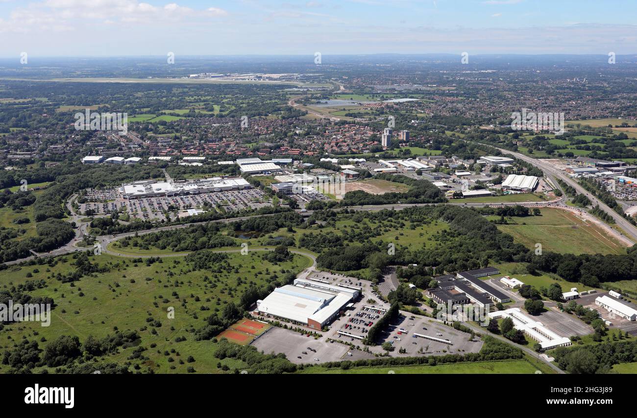 Luftaufnahme von DBS Cheadle Hulme & Total Fitness Wilmslow, dann Handforth Dean Retail Park mit Blick nach Westen in Richtung Manchester Airport in der Ferne Stockfoto