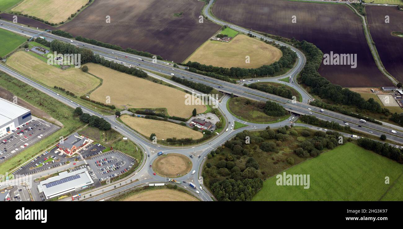 Luftaufnahme der Ausfahrt 4 der Autobahn M61 bei Over Hulton südlich von Bolton, Greater Manchester Stockfoto