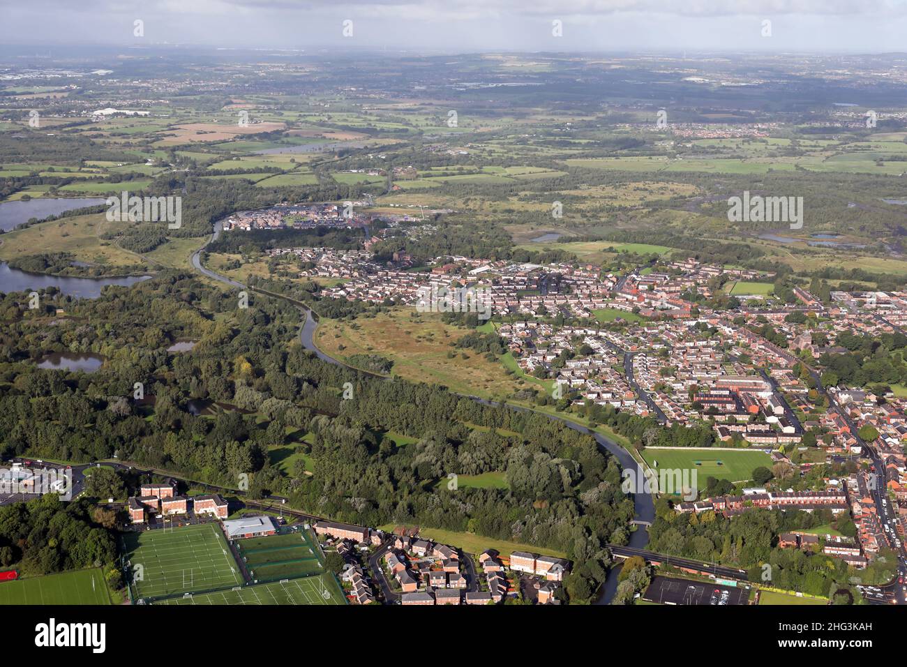 Luftaufnahme nach Westen der jüngsten neuen Wohnsiedlungen in der Firs Lane, die zu Plank Lane, Leigh, Lancashire wird Stockfoto